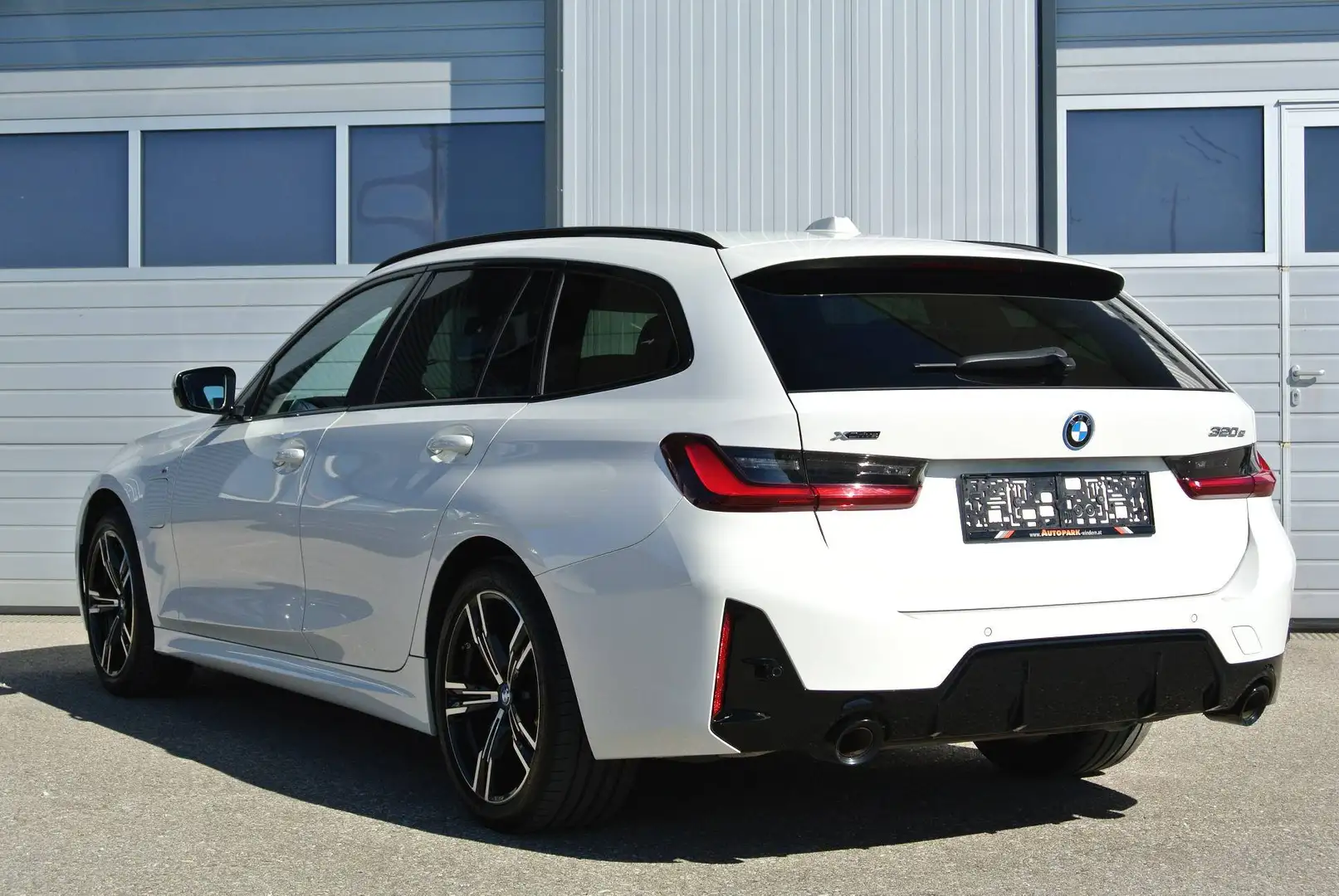 BMW 320 320 e xdrive touring * M Sport ** el. Glasdach * AHK * virtual Cockpit * Weiß - 2