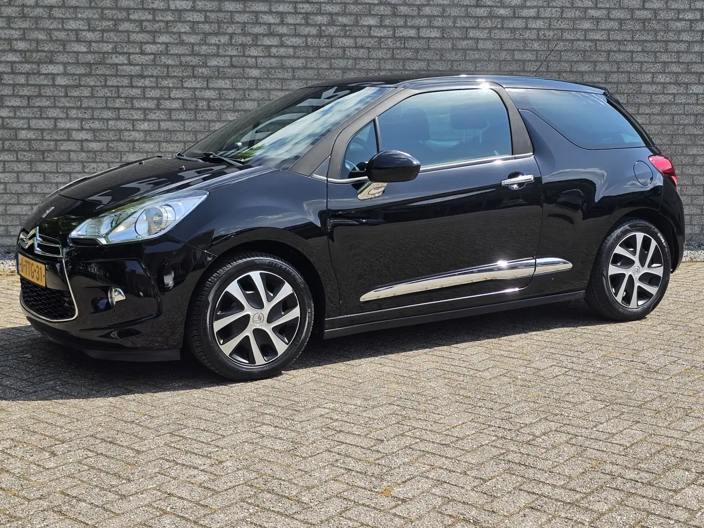 Citroen DS3 1.2 VTi So Chic Airco/Ccr Zwart - 2