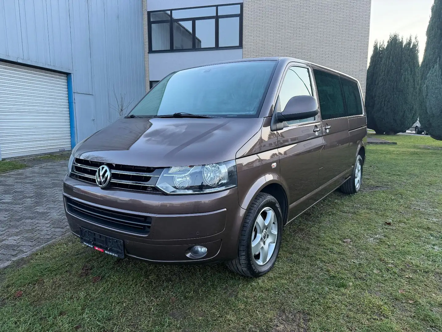 Volkswagen T5 Transporter Bus Caravelle Comfortline lang 4M Braun - 1