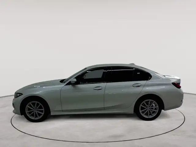 BMW 3 Series view 6