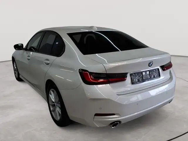 BMW 3 Series view 5