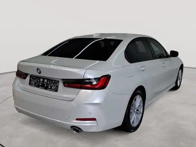 BMW 3 Series view 4