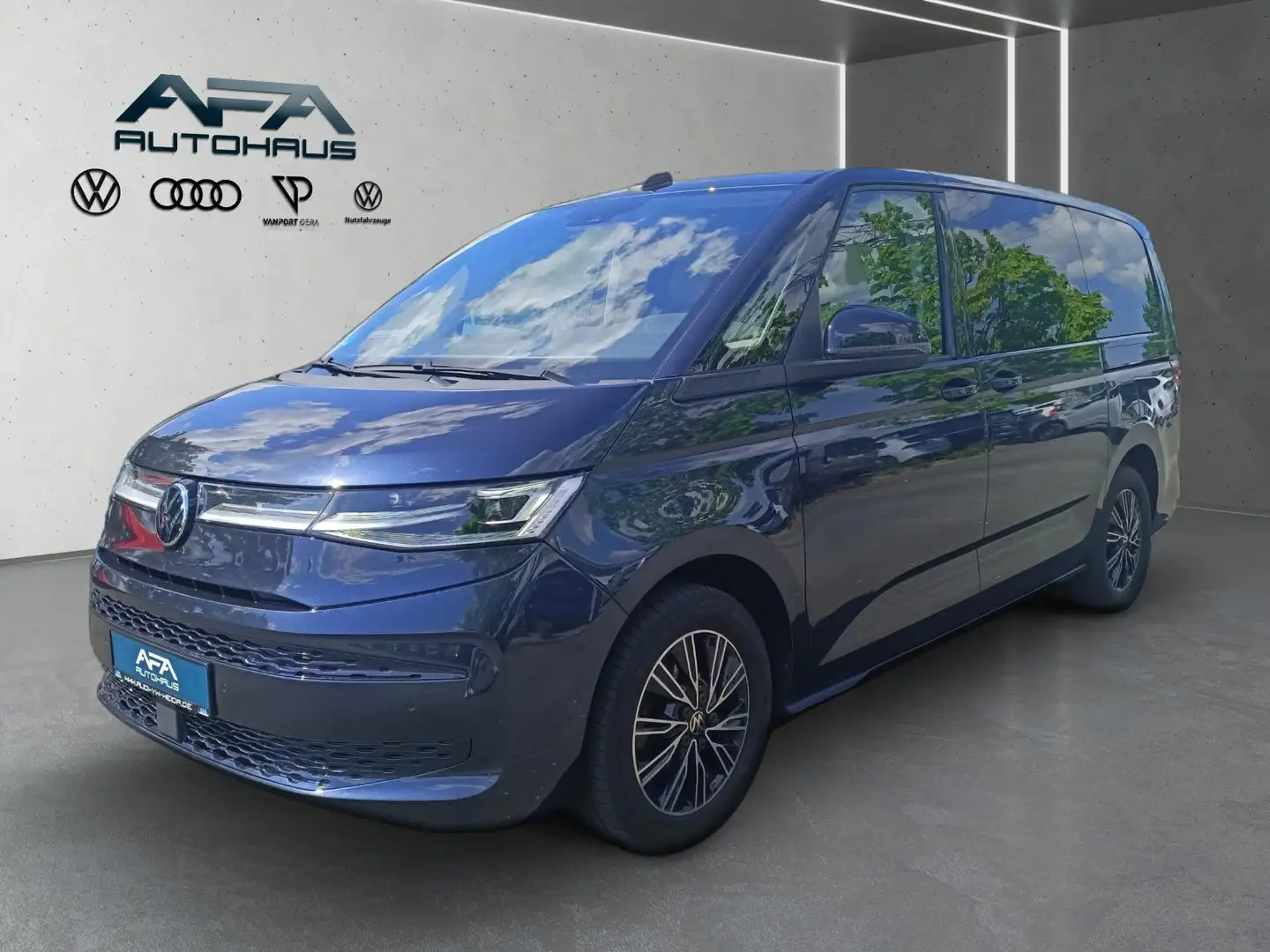 Volkswagen T7 Multivan 2.0 TDI DSG IQ.Light*Pano*StdHz*RFK Blau - 2