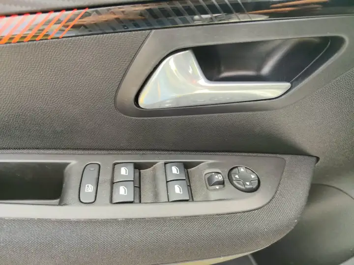 Peugeot 208 1.2 puretech Allure s — foto 18