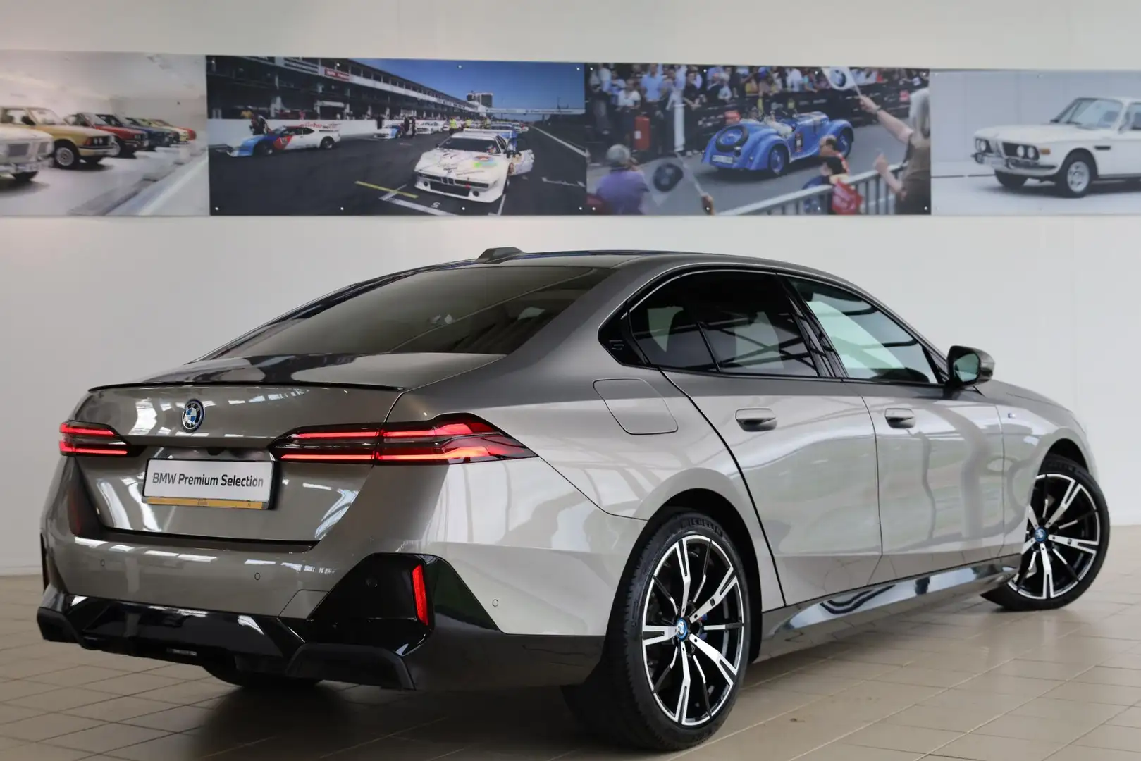 BMW 550 5 Serie Sedan 550e xDrive M Sportpakket Pro | Inno Grijs - 2
