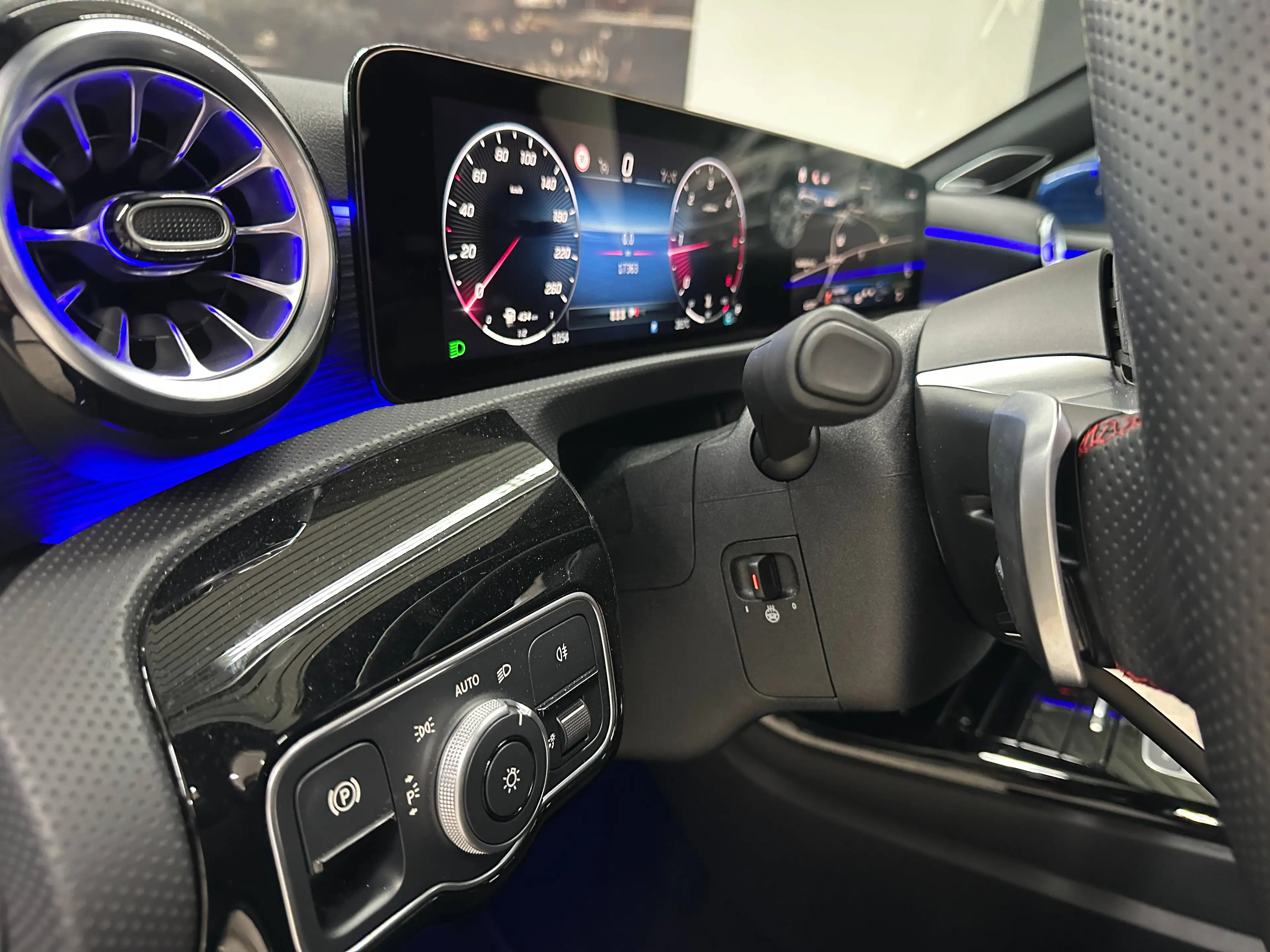 Mercedes-Benz A 220 d AMG Line MBUX/LED/PSD/TW/SPUR/PTS/SHZ/KAMERA/1HD/LMR19" — photo 13