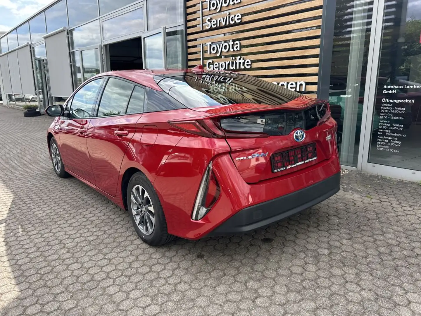 Toyota Prius Plug-in Hybrid Червоний - 2