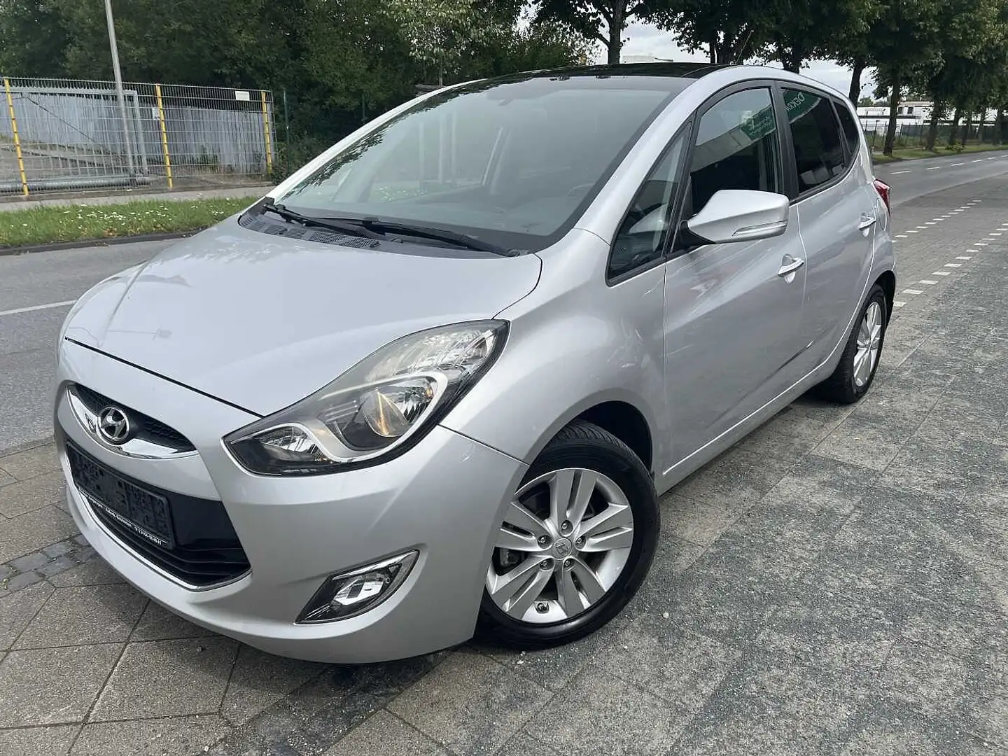 Hyundai iX20 Erster Hand 1.6 CRDi Crossline Silber - 1