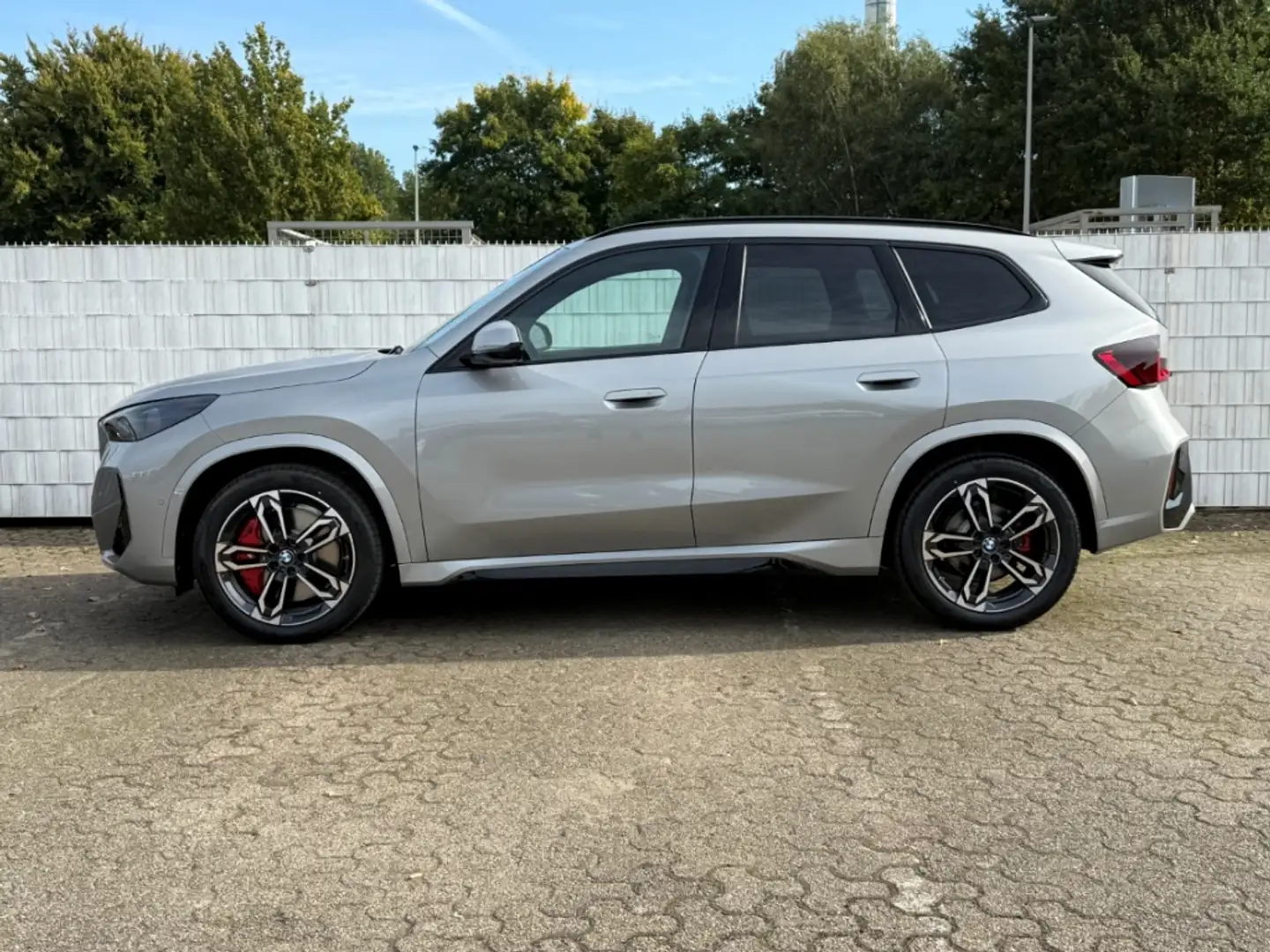 BMW iX1 xDrive 30 M Sport Pro AHK Pano HUD Harman/Kardon Silber - 2