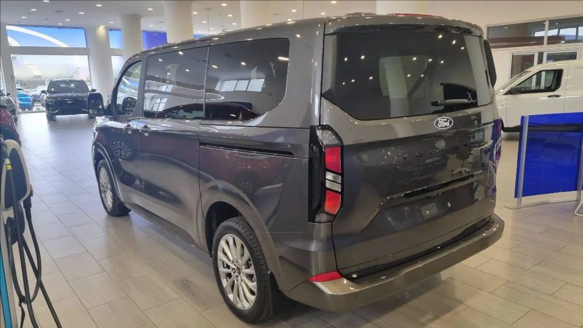 Ford Tourneo Custom V710 320 2.0 ecoblue 170cv Titanium L1H1 A8 Grijs - 2