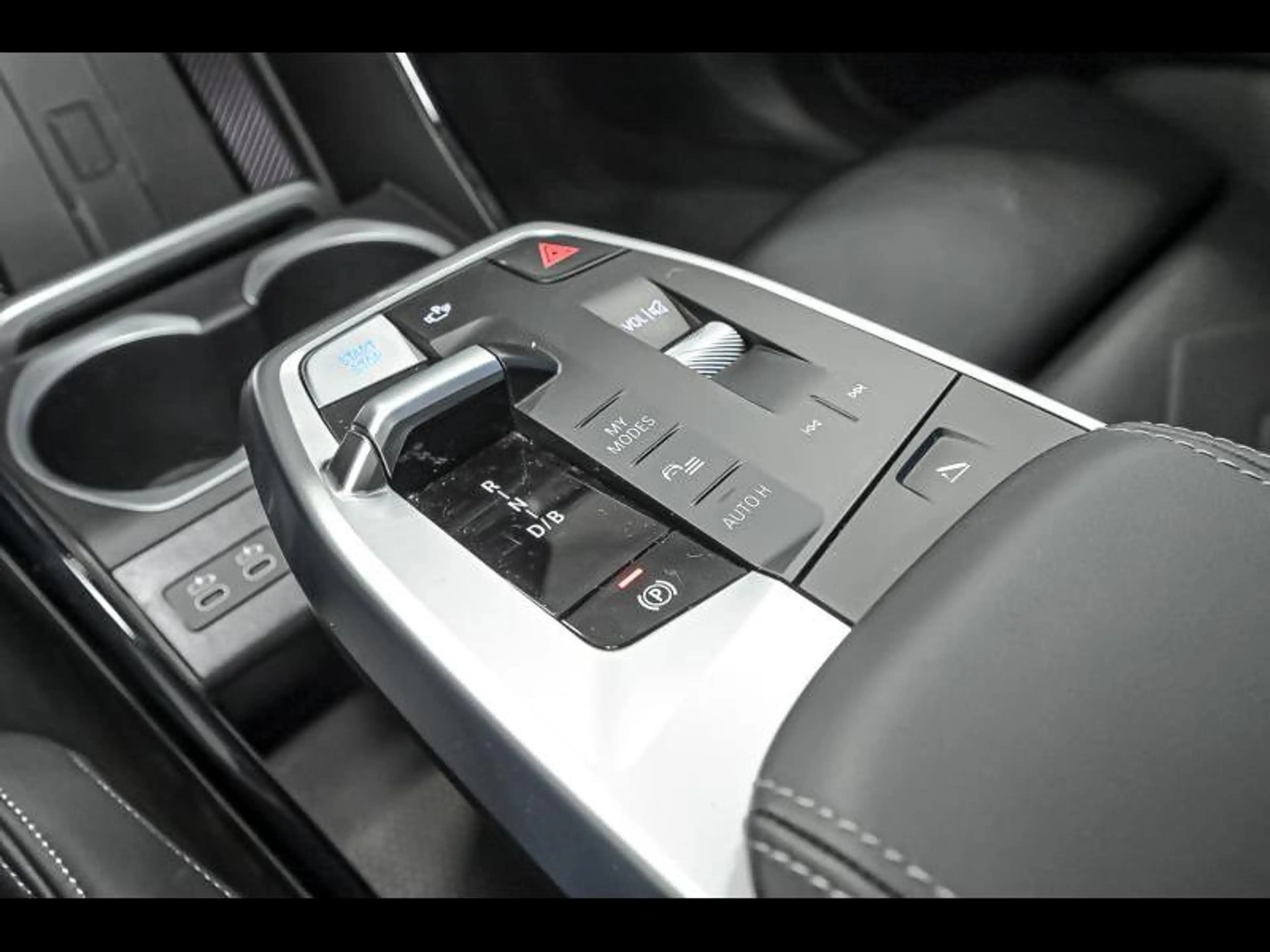 BMW iX2 eDrive20 - M Pack — photo 11