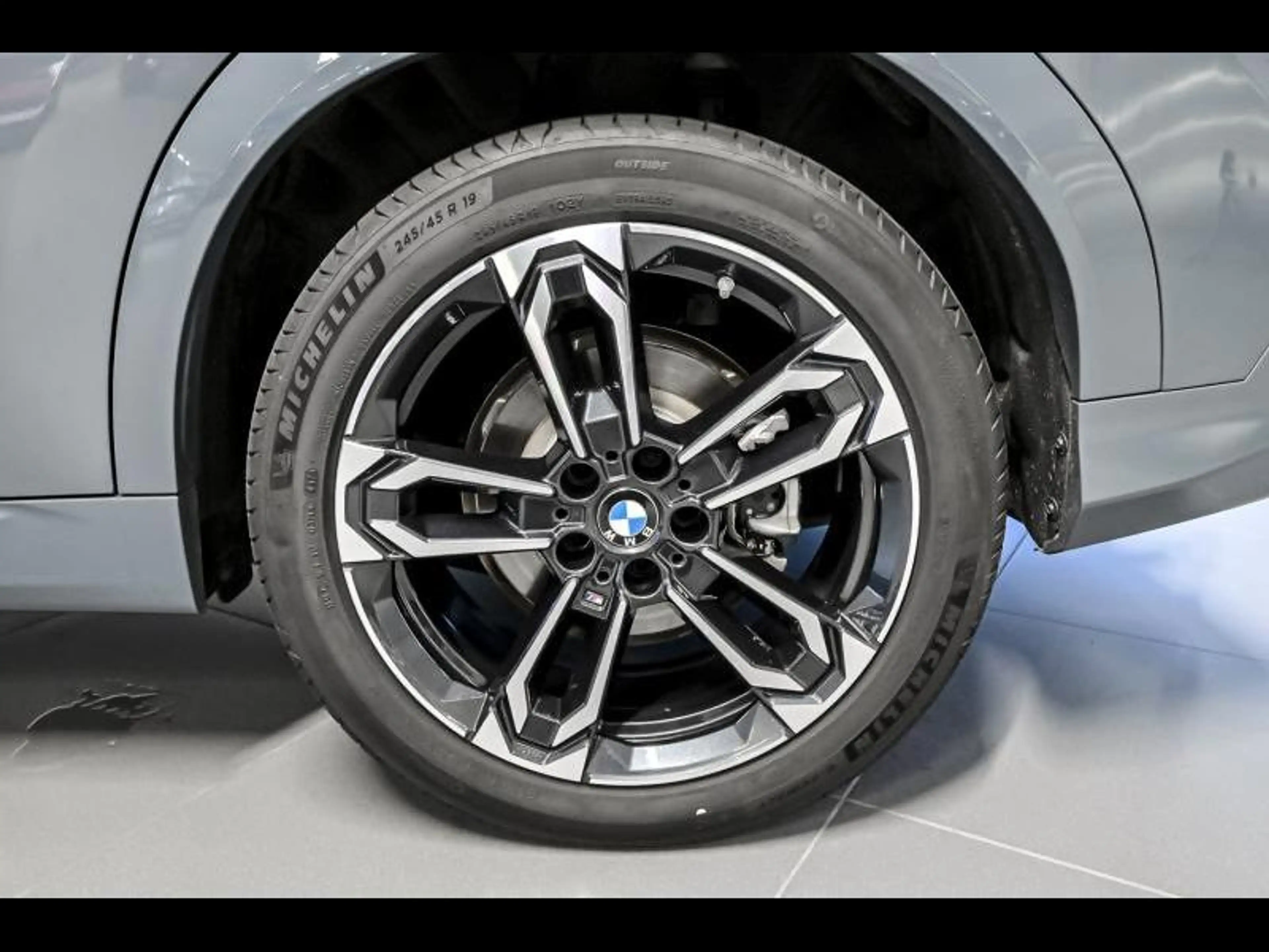 BMW iX2 eDrive20 - M Pack — photo 8
