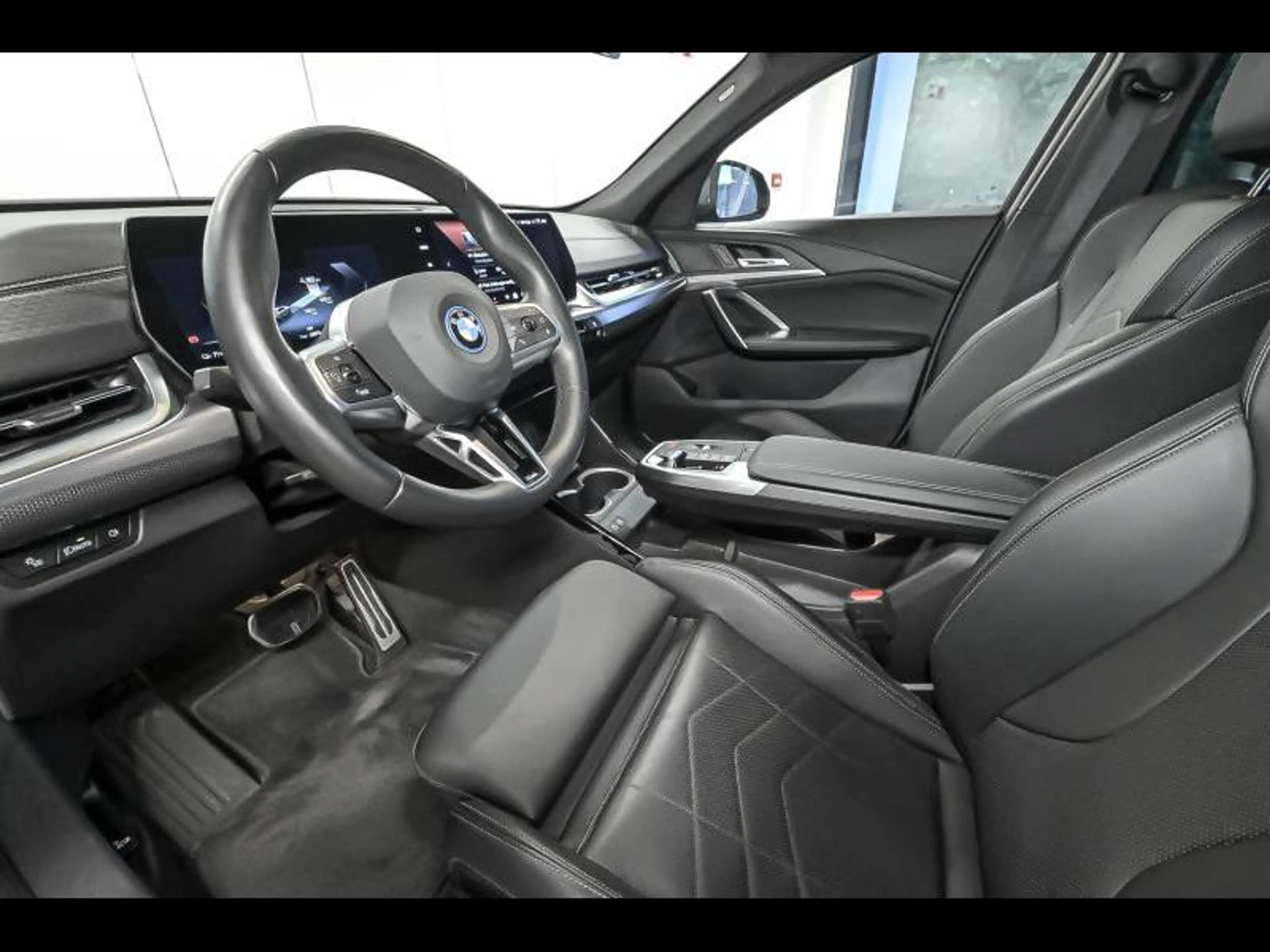BMW iX2 eDrive20 - M Pack — photo 6