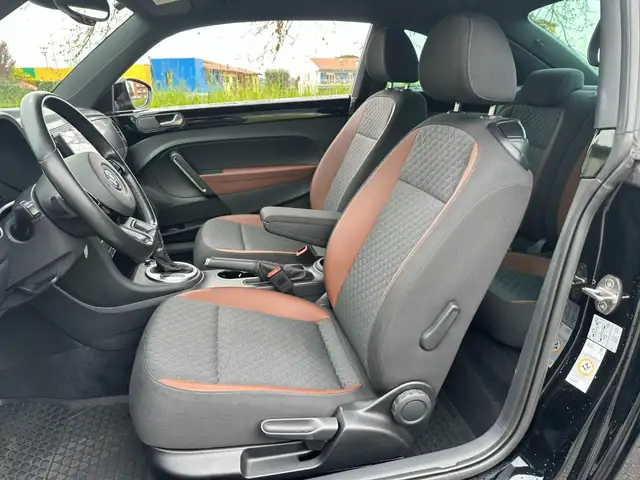 Volkswagen Beetle view 7