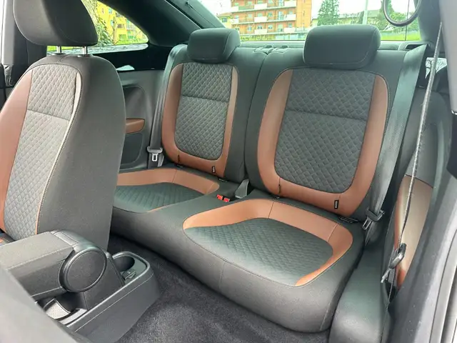 Volkswagen Beetle view 11