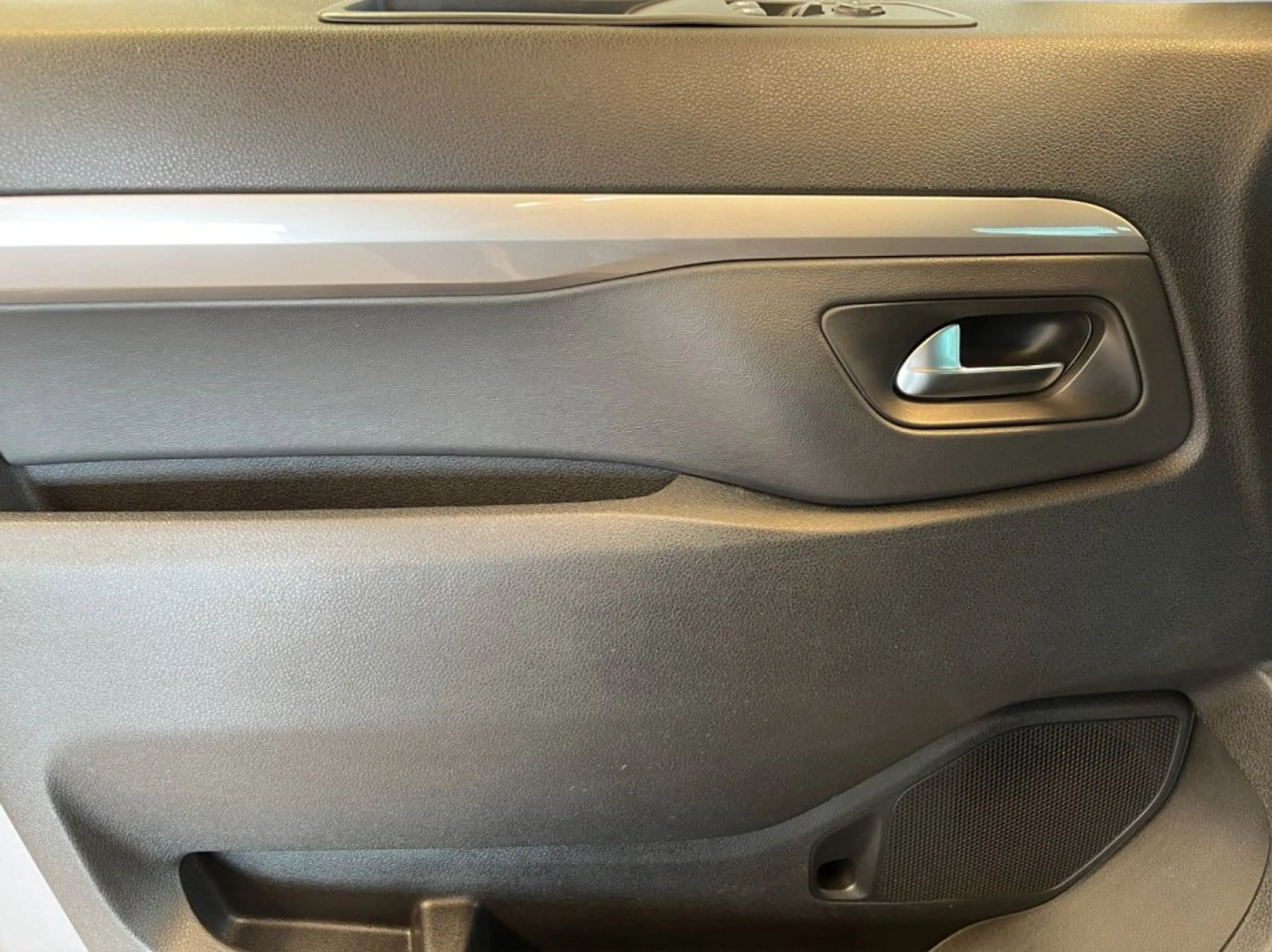 Peugeot Traveller BUSINESS L3 BHDI 180 EAT8 — photo 12