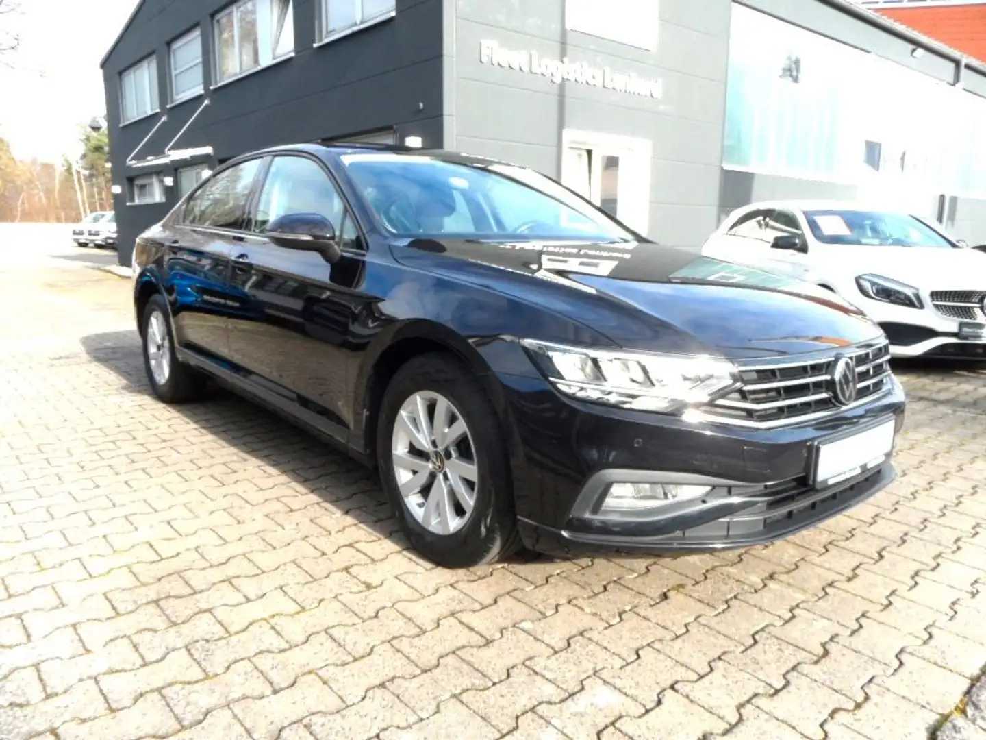 Volkswagen Passat 2.0 TDI SCR DSG Nav/PDC/KLIM Schwarz - 2
