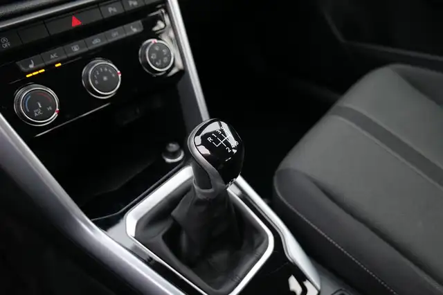 Volkswagen T-Roc view 18