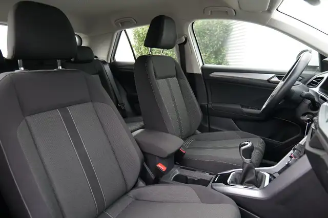 Volkswagen T-Roc view 9