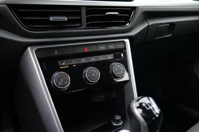 Volkswagen T-Roc view 17