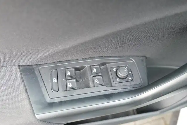 Volkswagen T-Roc view 12