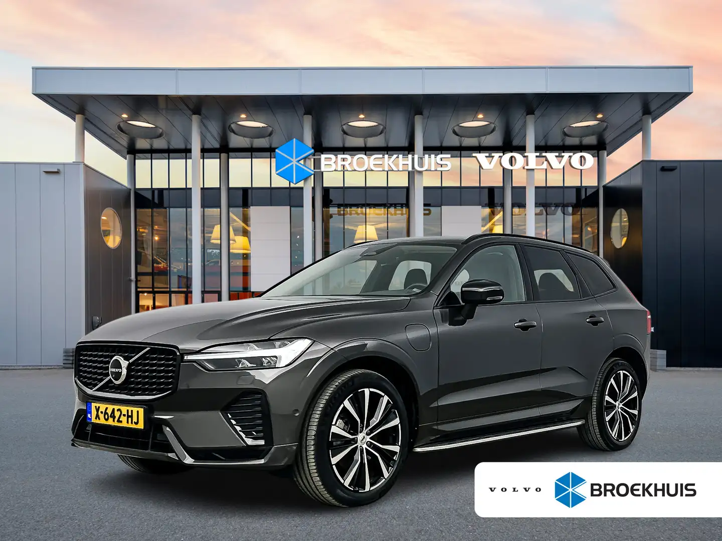 Volvo XC60 T6 Recharge Plus Dark | Panoramadak | 360 Camera | Grijs - 1