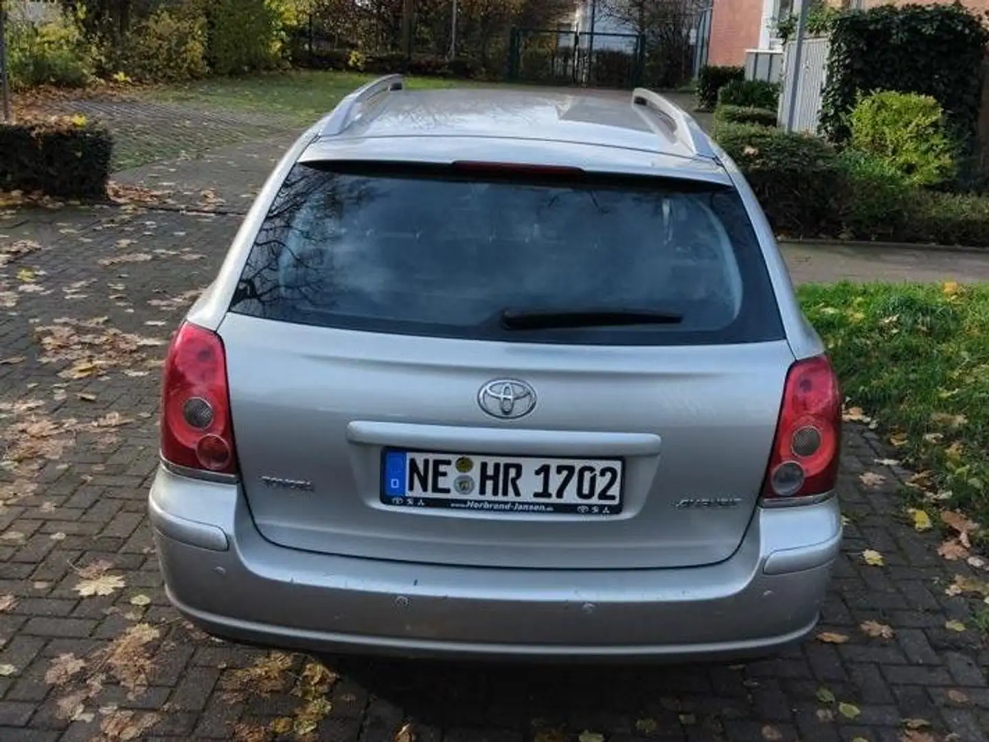 Toyota Avensis Avensis Combi 1.8 VVT-i Combi Executive Silber - 1