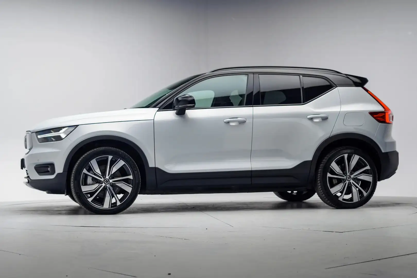 Volvo XC40 P8 Recharge AWD R-Design [ Comfortstoelen Navi Cam Gris - 2
