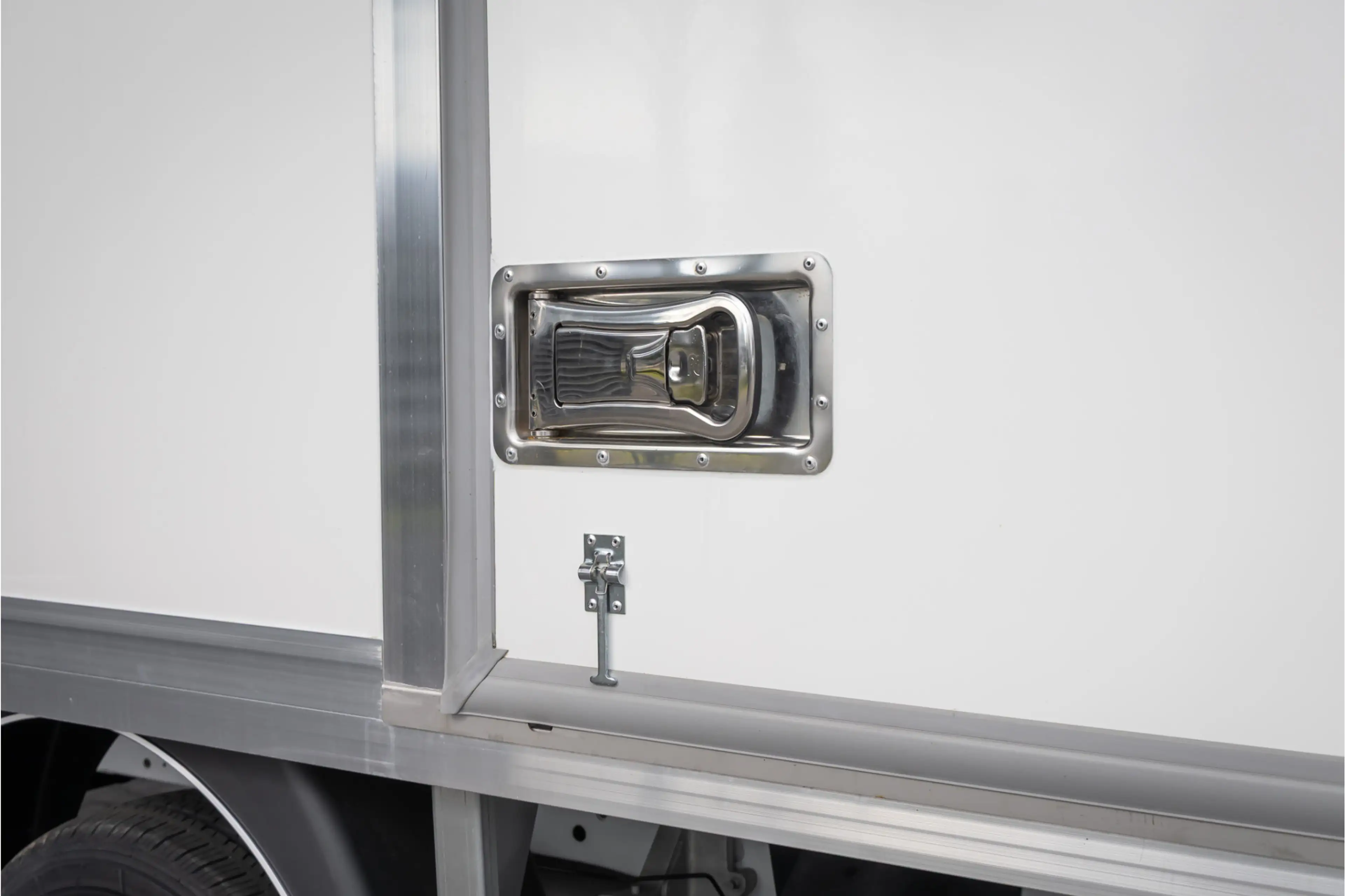 Ford E-Transit Bakwagen met laadklep Rolstops — photo 32