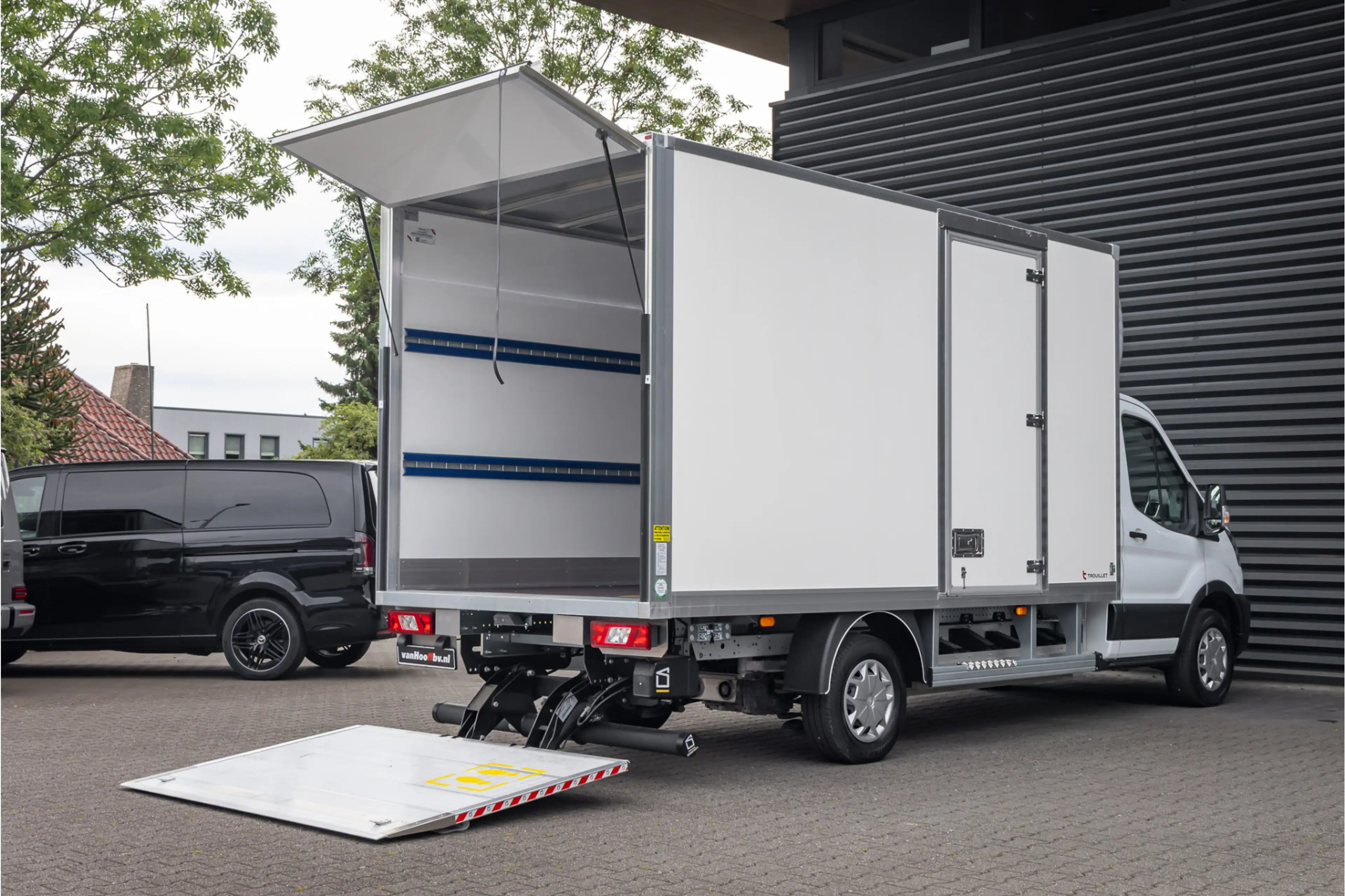 Ford E-Transit Bakwagen met laadklep Rolstops — photo 22