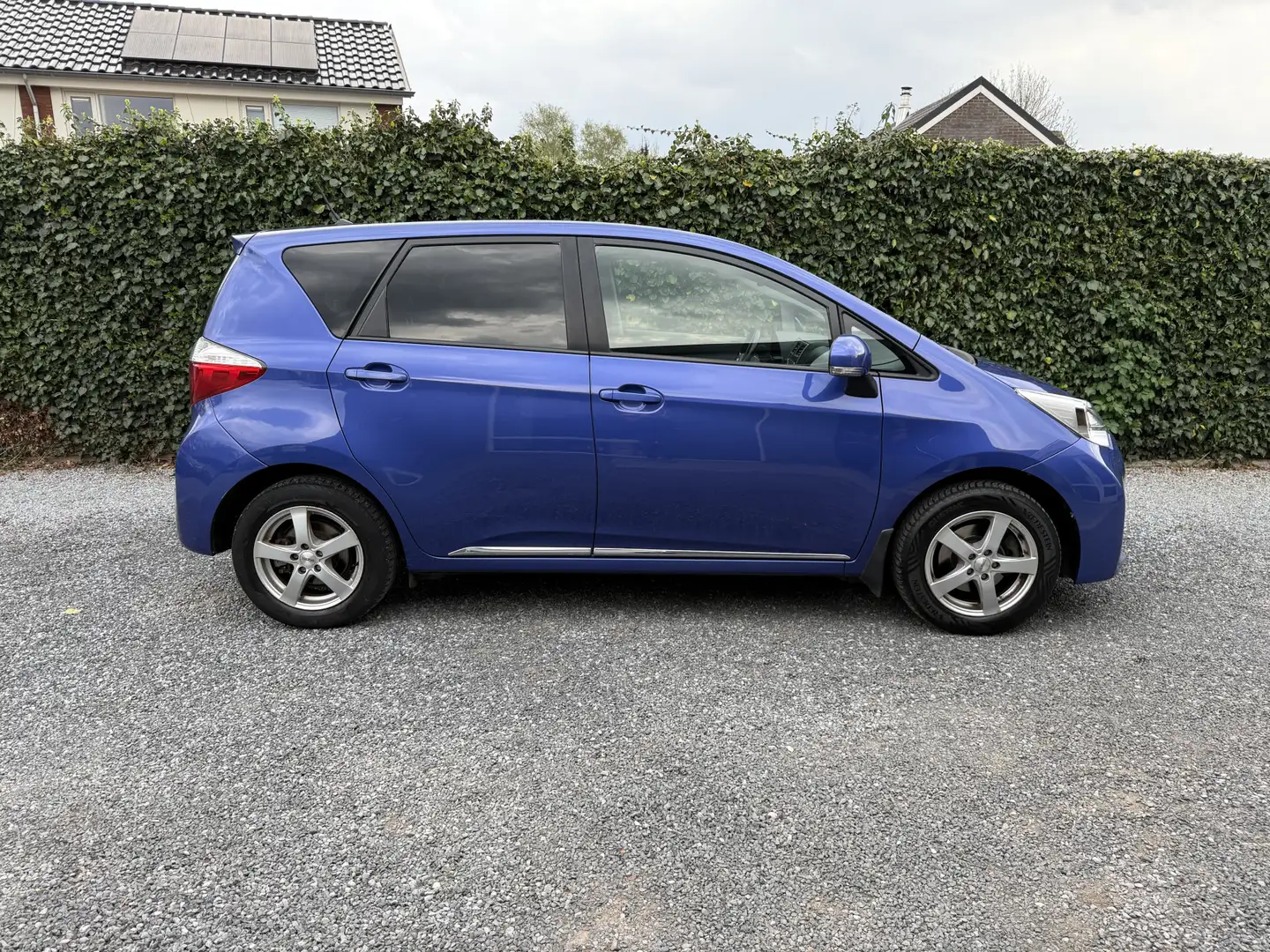 Toyota Verso-S 1.3 VVT-i Dynamic | Panoramadak | Camera | Airco | Albastru - 2