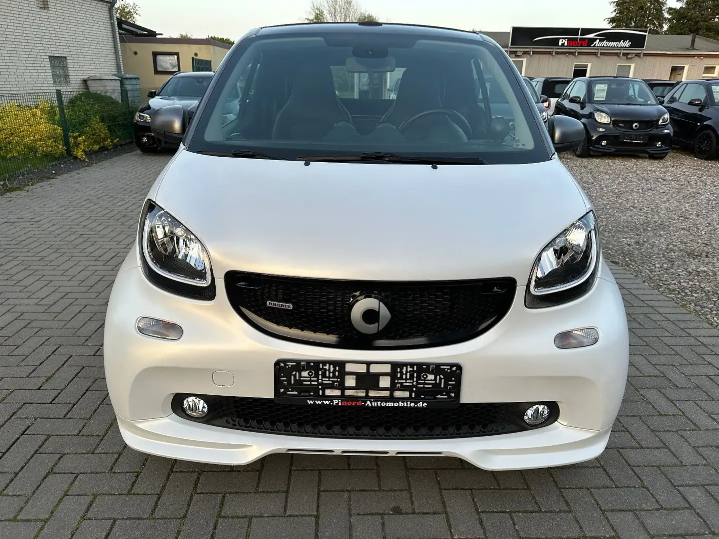 smart forTwo Cabrio Brabus Xclusive 109PS-LED-NAVI-KAM-JBL Weiß - 2