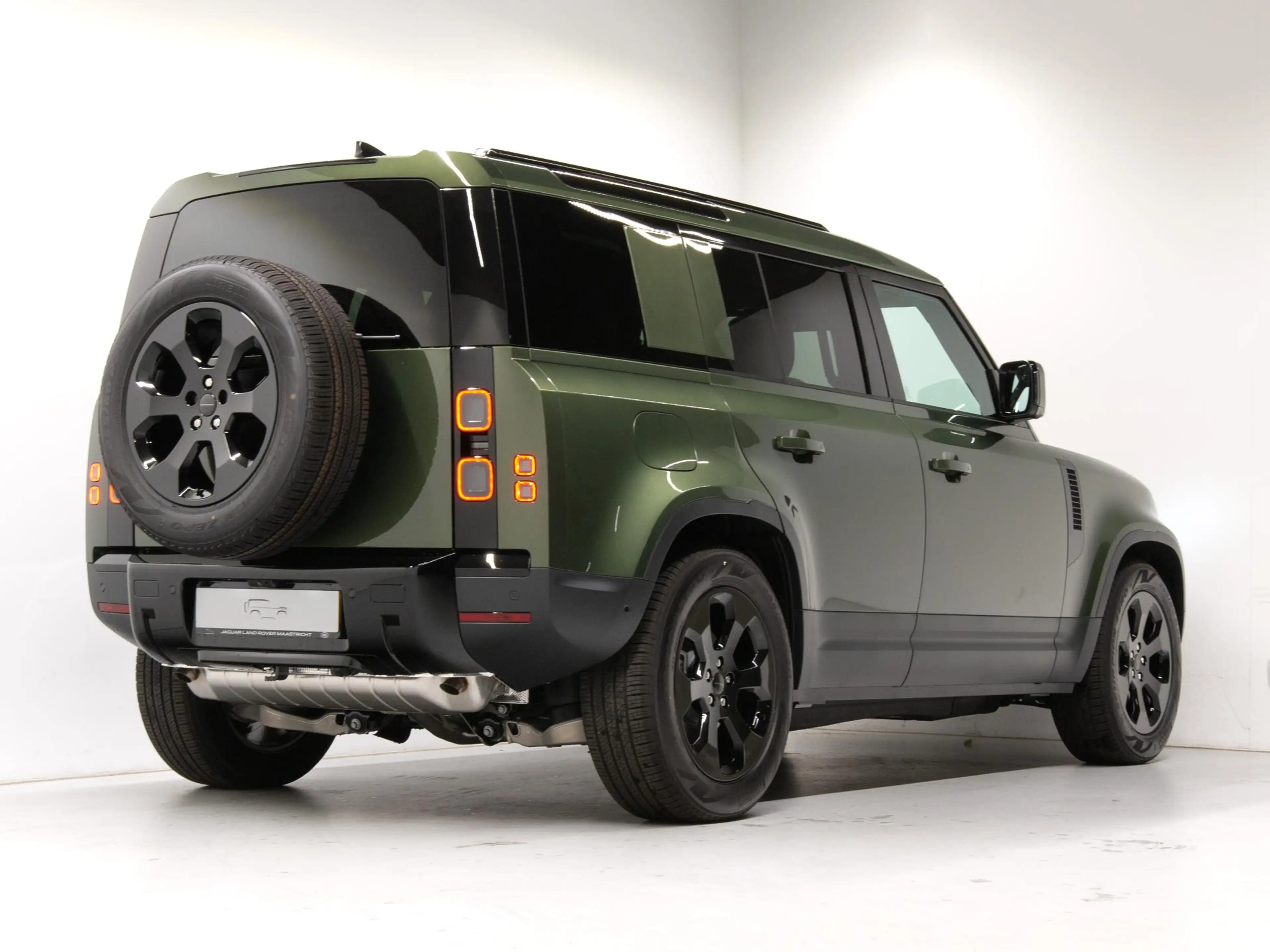 Land Rover Defender 110 2.0 P300e 110 S Forest Edition — photo 3