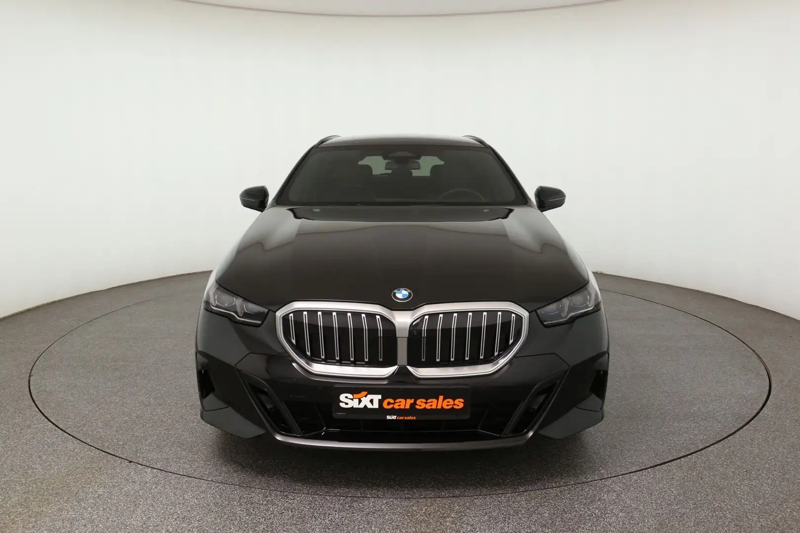 BMW 520 i M Sport Lüft|Pano|PAs+360°|harman|4xSHZ|AHK Schwarz - 2