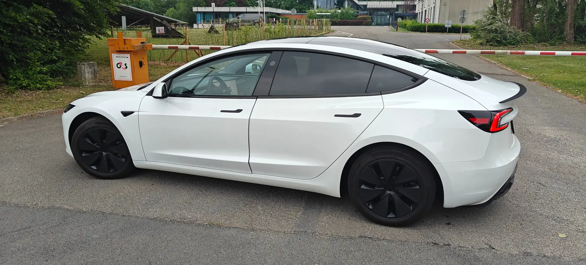 Tesla Model 3 Highland Propulsion + Borne tesla - HTVA Blanc - 2