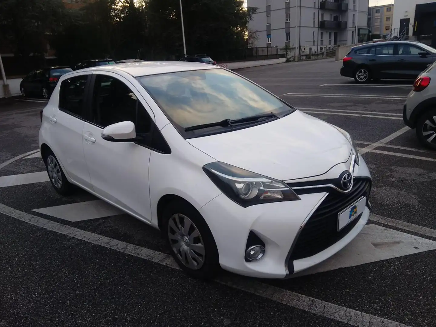 Toyota Yaris 1.0 5 porte Lounge Blanc - 1
