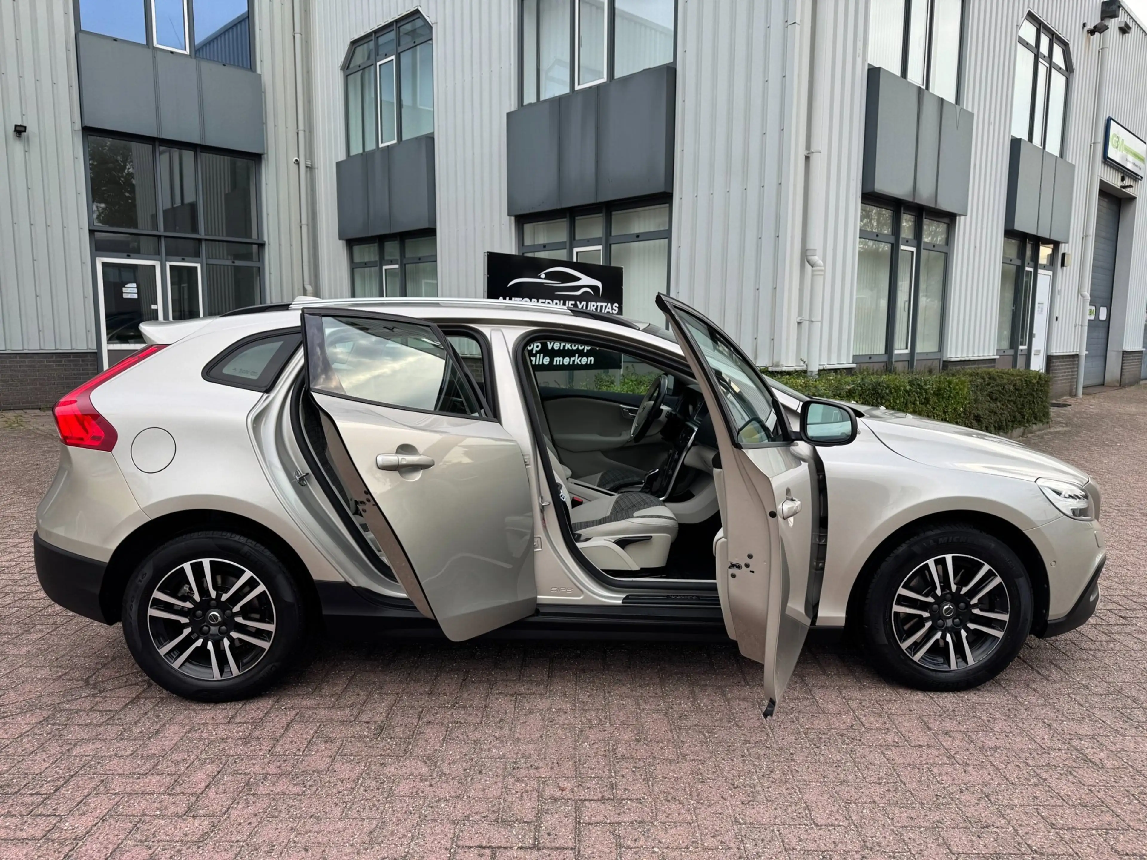 Volvo V40 Cross Country 1.5 T3 Nordic+ AUTOMAAT!! — photo 6