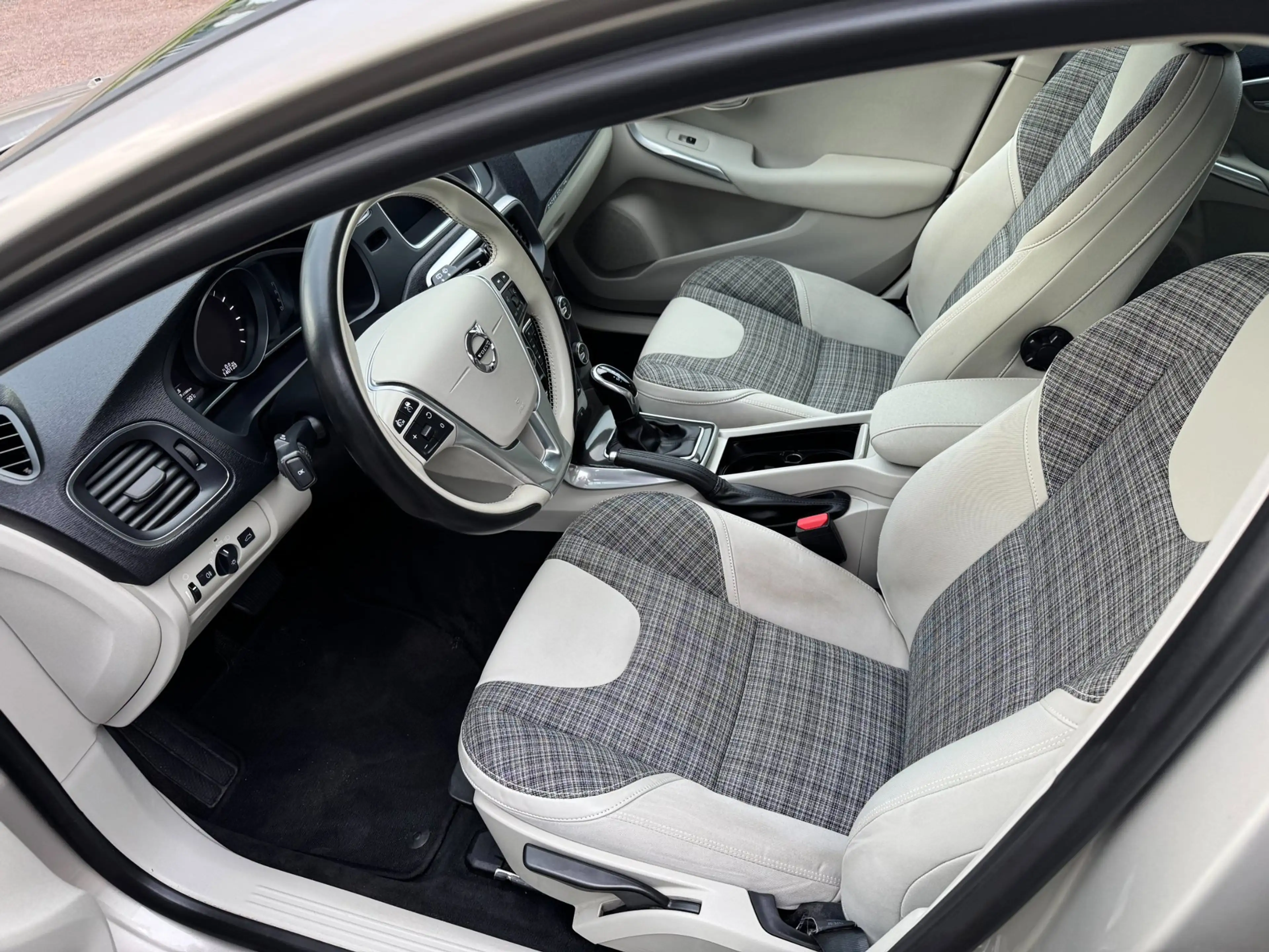 Volvo V40 Cross Country 1.5 T3 Nordic+ AUTOMAAT!! — photo 11
