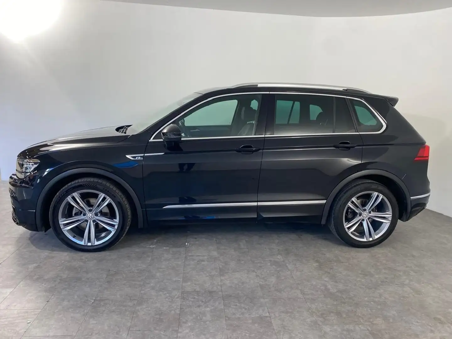 Volkswagen Tiguan 2.0 TDI BMT R-Line LED*NAVI*PANORAMA 85 kW (116... Schwarz - 2