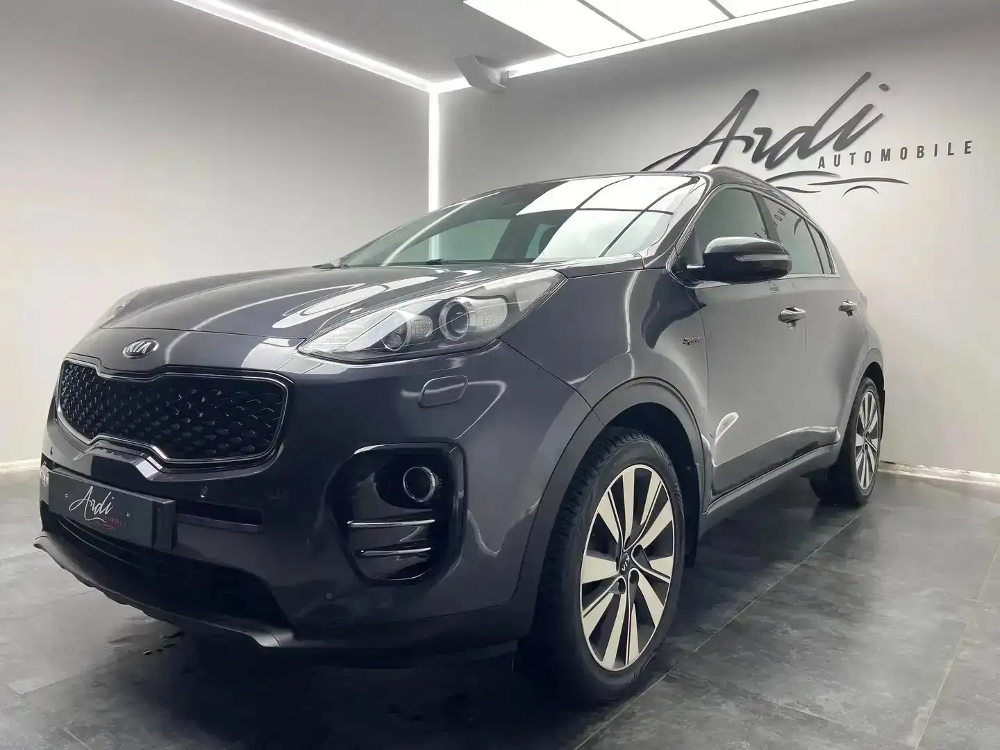 Kia Sportage 1.7 CRDi *GARANTIE 12 MOIS*XENON*BOSE*CAMERA AR* Noir - 1