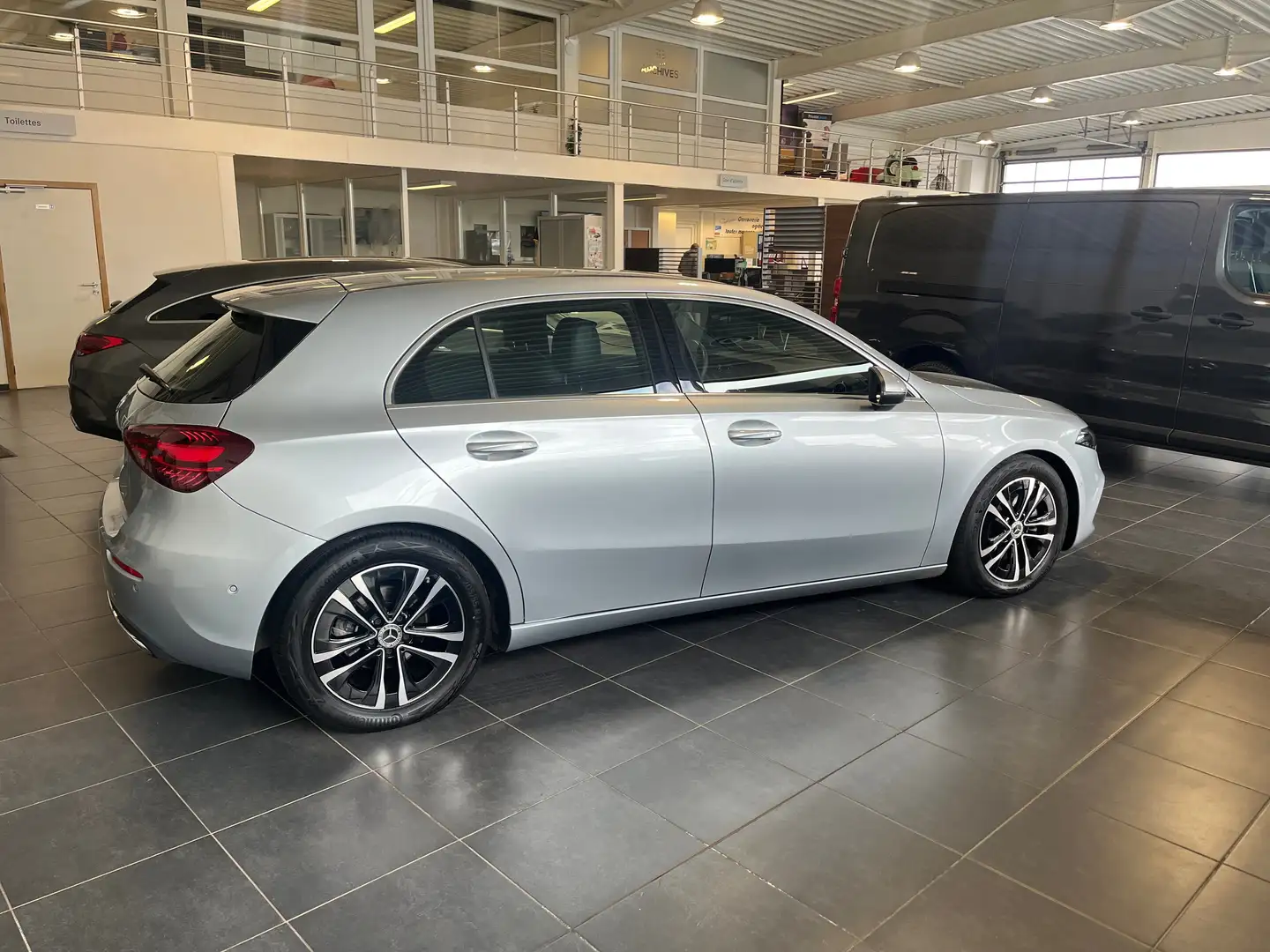 Mercedes-Benz A 180 A 180 d AMG Line Zilver - 1