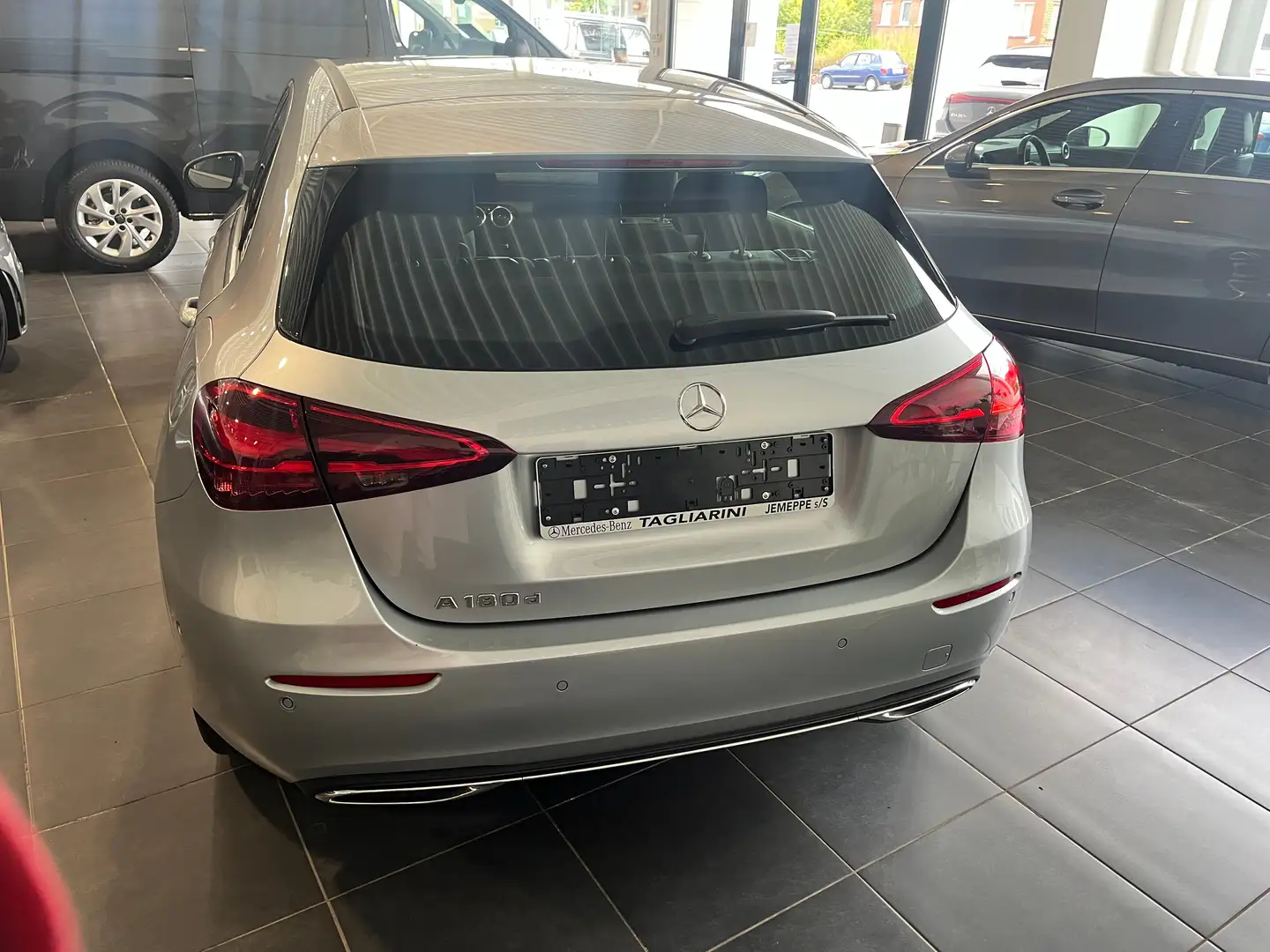 Mercedes-Benz A 180 A 180 d AMG Line Zilver - 2