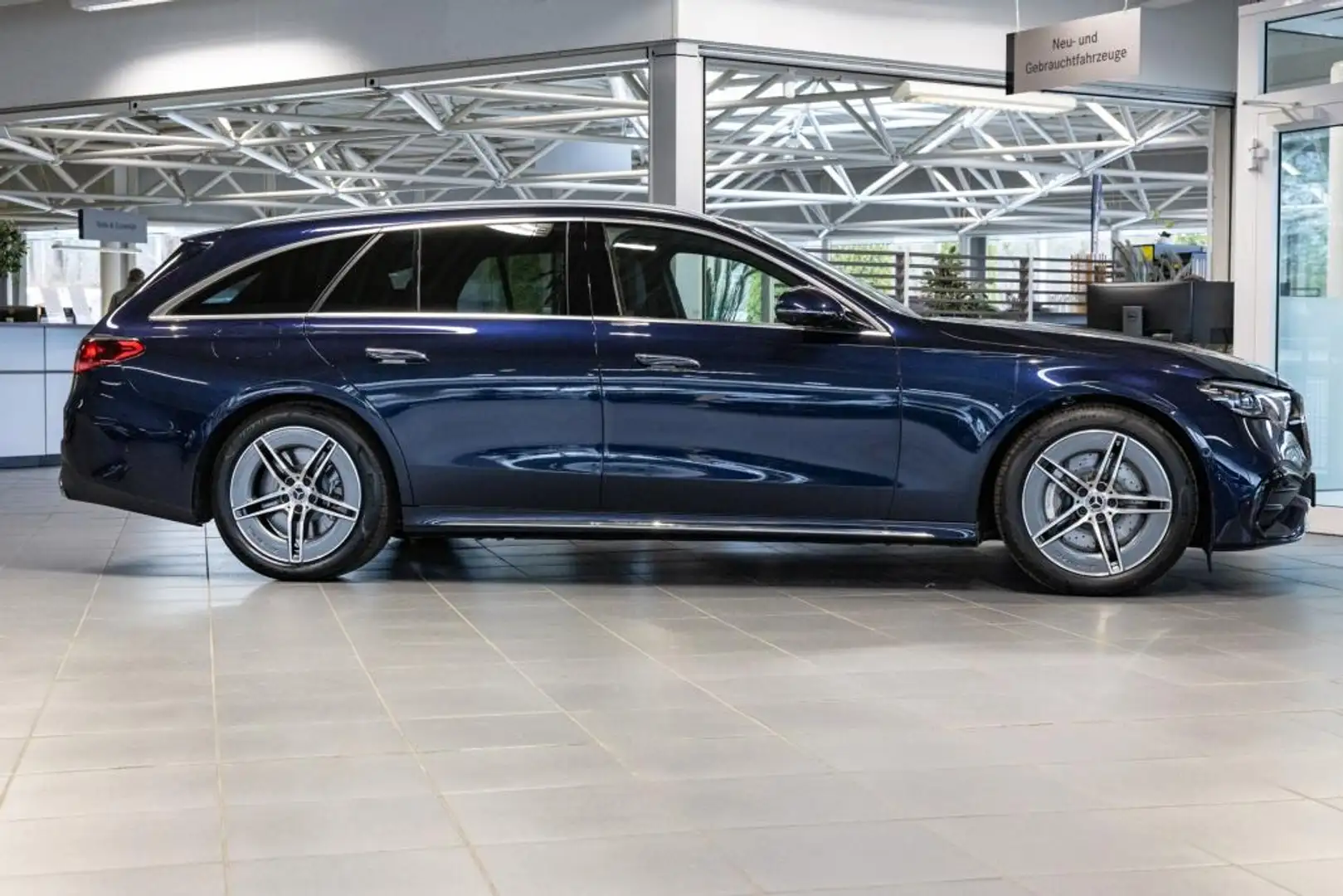 Mercedes-Benz E 300 e T BURM AMG DISTR SPUR PANO AHK 360 PDC Blau - 2