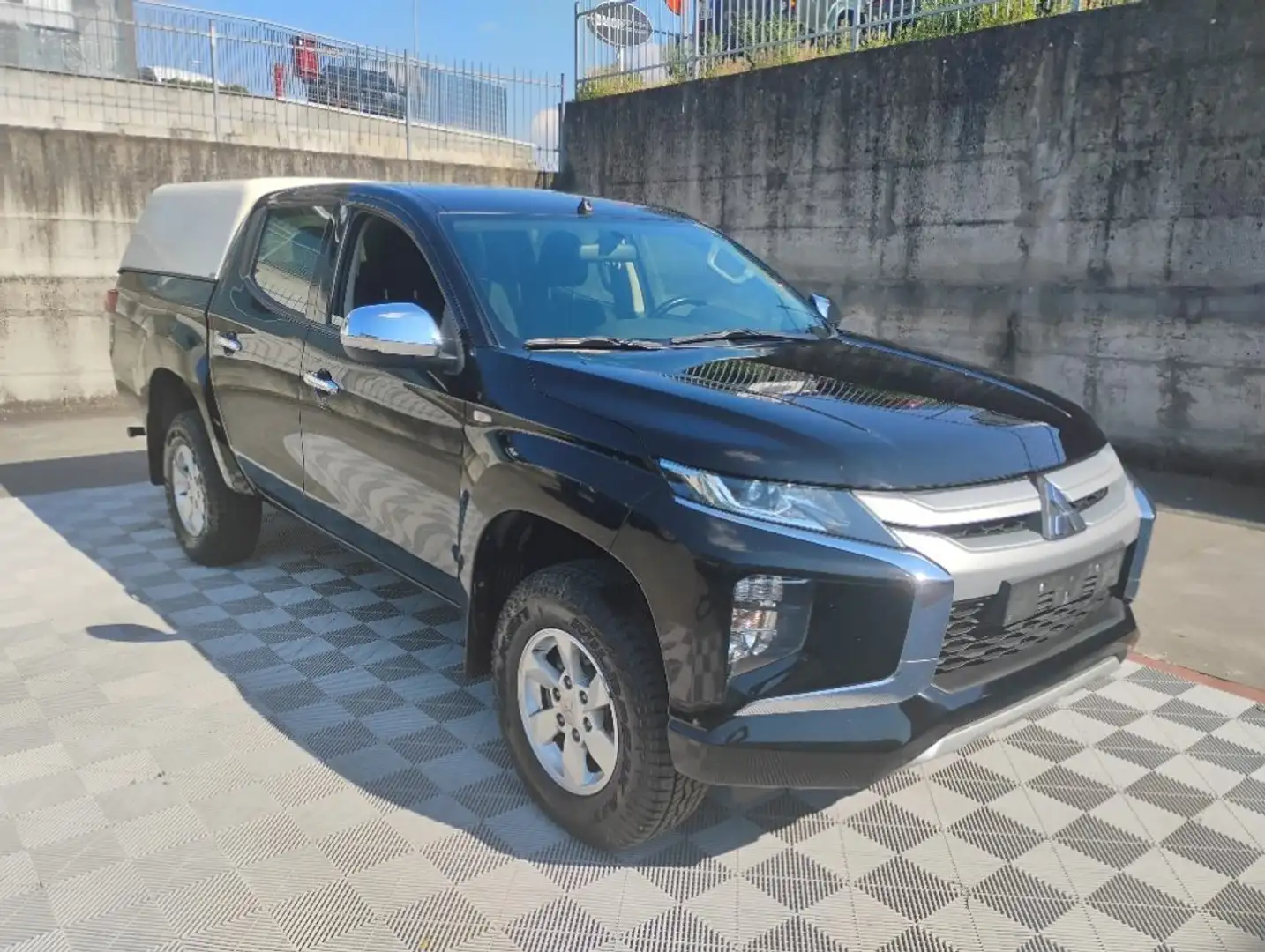 Mitsubishi L200 2.3 D Double Cab 4x4 connect Noir - 1