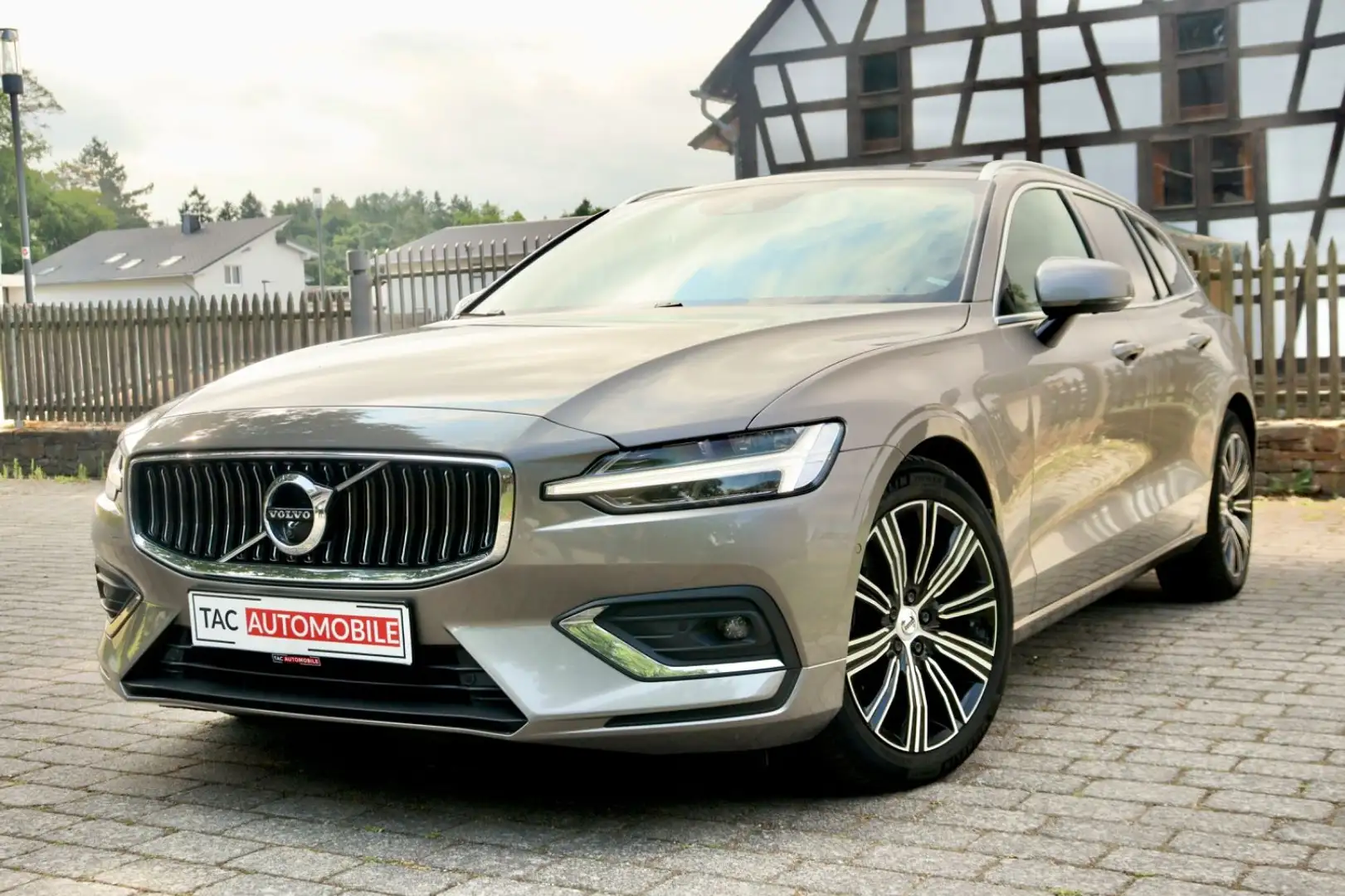 Volvo V60 Inscription AWD PANO HUD H&K 1.Hd Voll! Grigio - 1