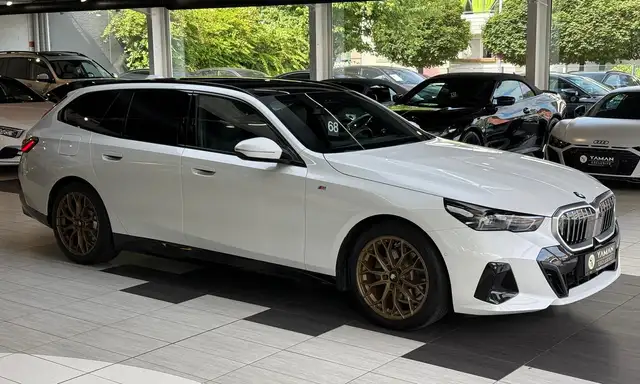 BMW 5 Series view 4