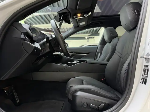 BMW 5 Series view 13