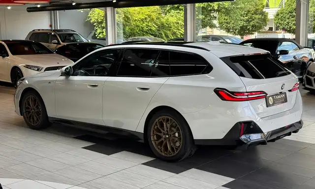 BMW 5 Series view 10