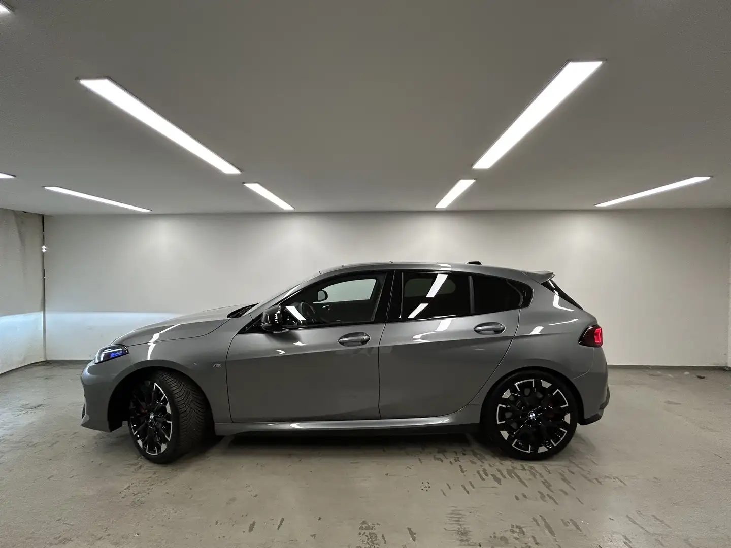 BMW 135 M135 xDrive M Sportpaket Pro DA. Prof. PA. Plus He Grau - 2