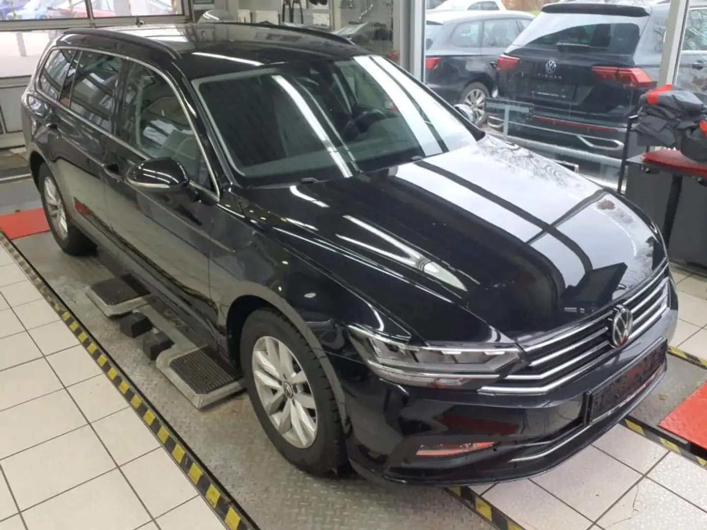 Volkswagen Passat Var. 1.5 TSI Business DSG AHK*ACC*NAV*SHZ Schwarz - 2